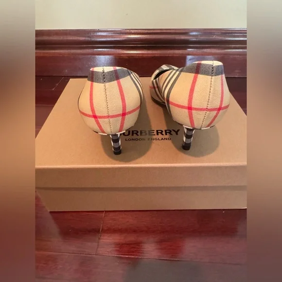 NIB- Burberry Aubri Pumps in Archive beige - Picture 3 of 8